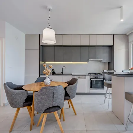 Modern 90 M2 With Balcony W The Sea View Апартаменты Сплит