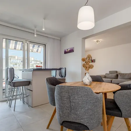 Апартаменты Modern 90 M2 With Balcony W The Sea View